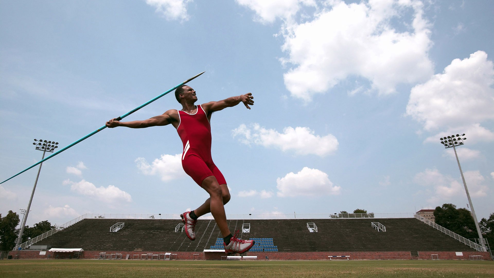 加维关键战不手软，F1街道赛之夜的唯一性对决